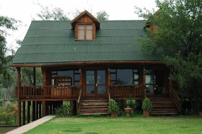 Stonehenge in Africa / Stonehenge River Lodge, Parys South Africa