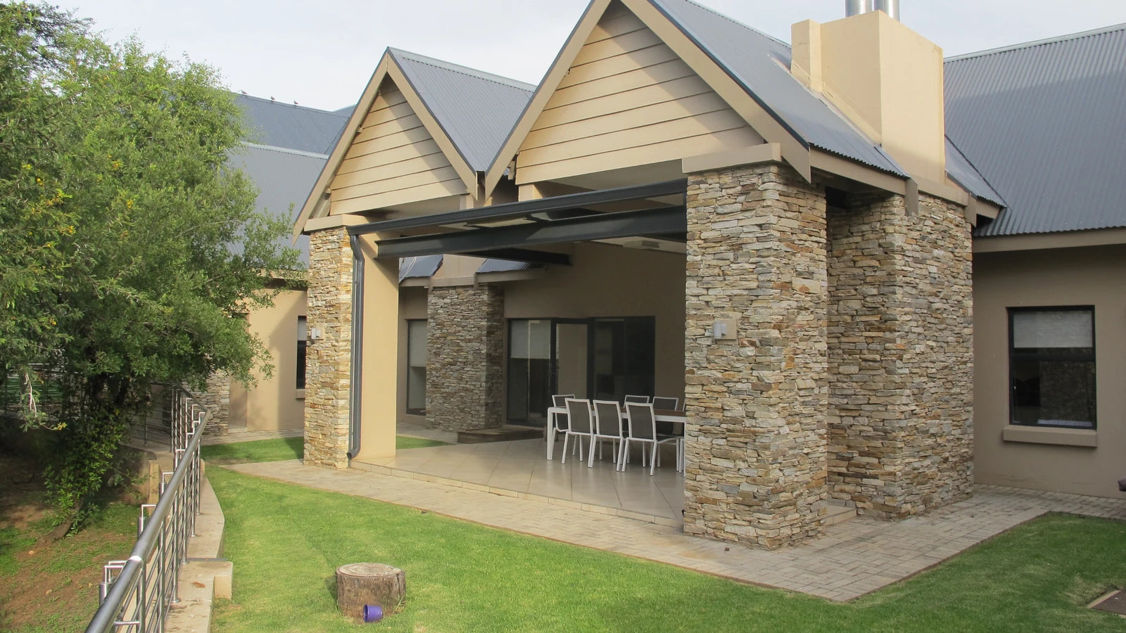 Stonehenge in Africa / Stonehenge River Lodge, Parys South Africa