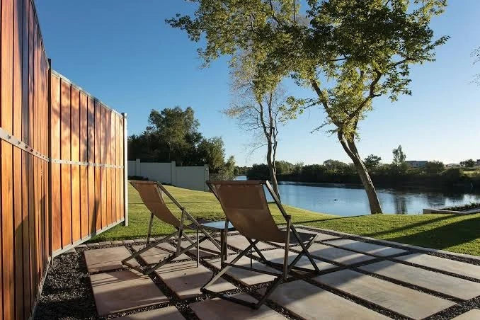 Stonehenge in Africa / Stonehenge River Lodge, Parys South Africa